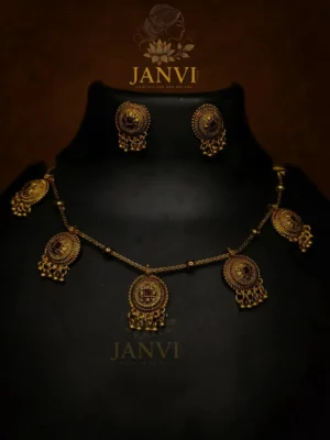 42bf3b21-5ec5-4da2-a061-5b429771eb77 Gold Plated Circular Pendant Necklace